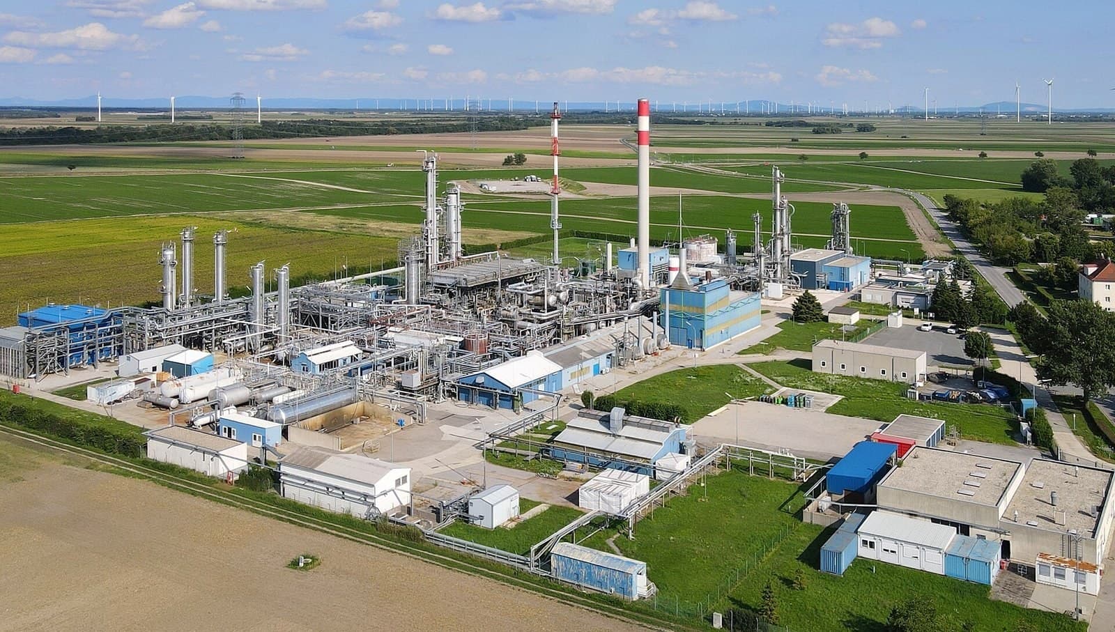 Motif abstrait de barres décroissantes sur fond sombre, évoquant une production qui s’éteint.